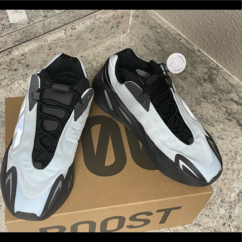 Adidas Yeezy 700 MNVN